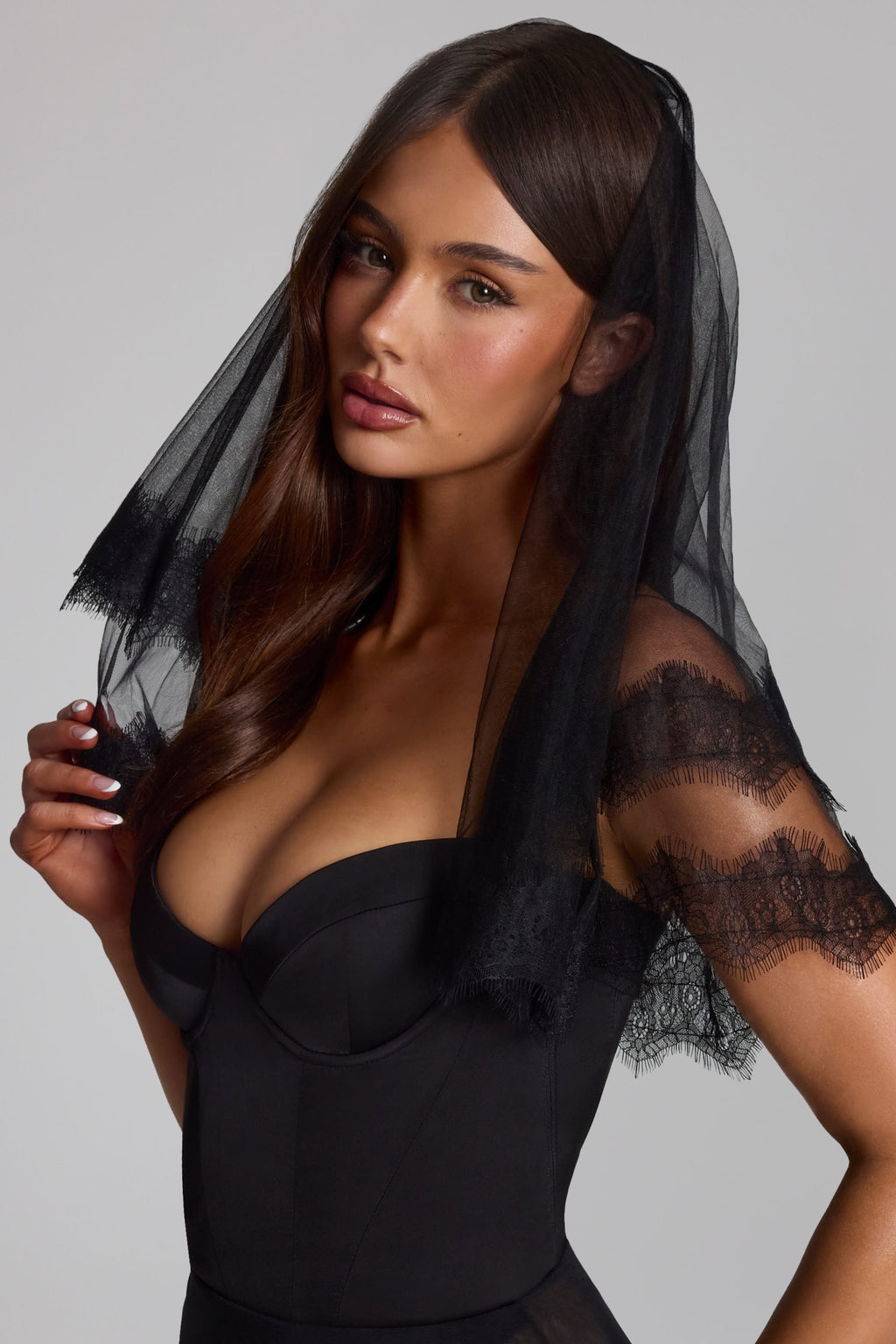 Lace-Trim Veil in Black