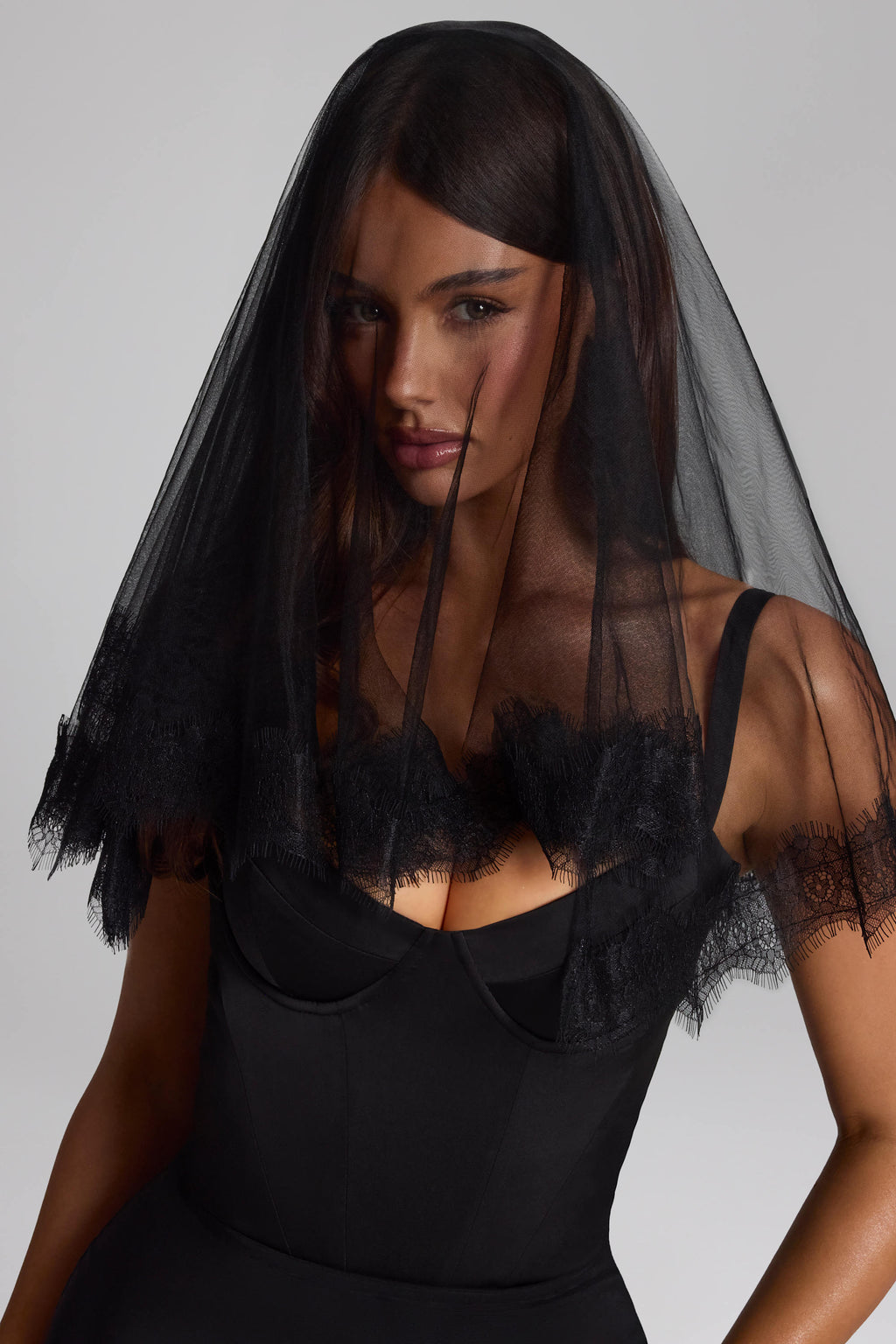 Lace-Trim Veil in Black
