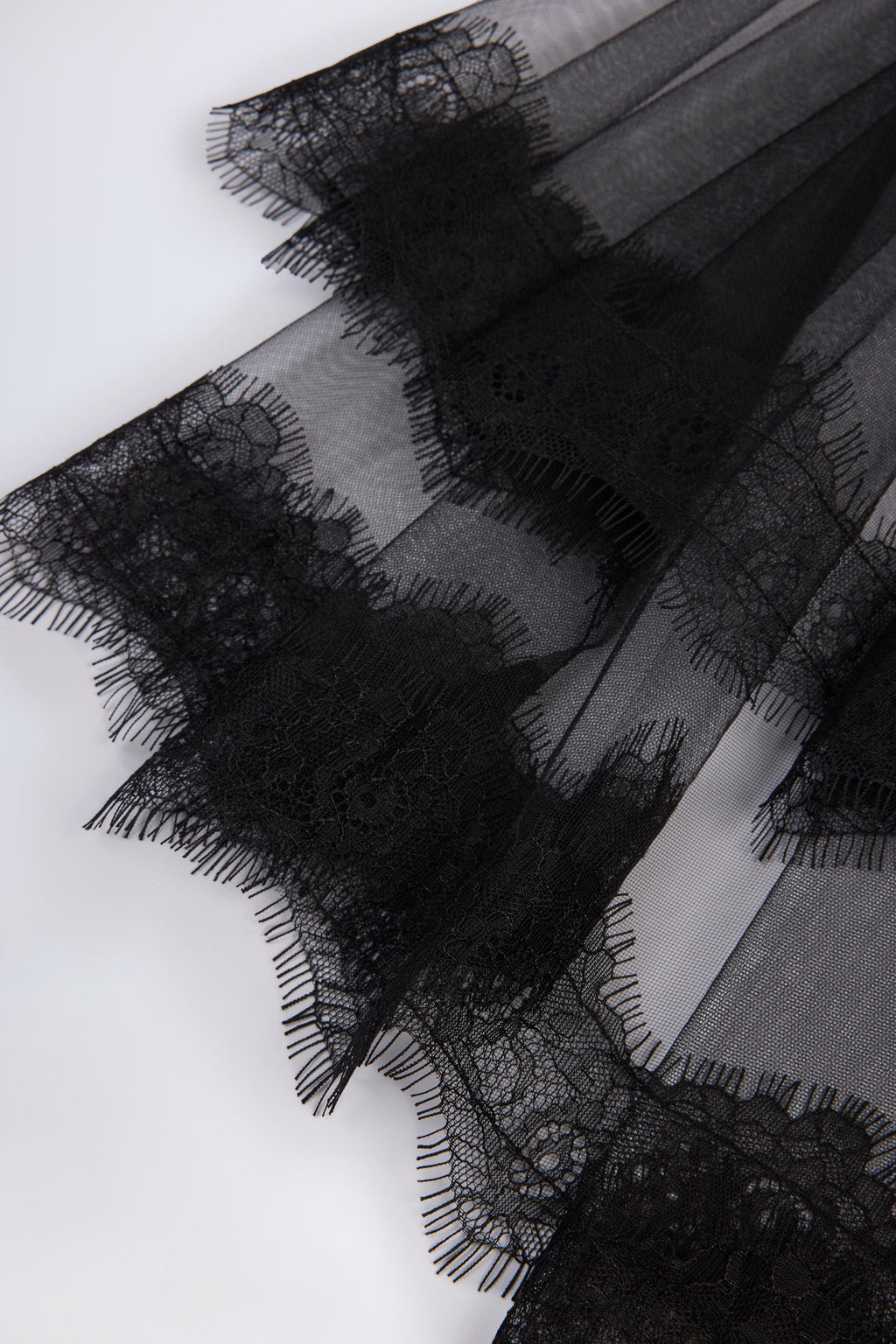 Lace-Trim Veil in Black