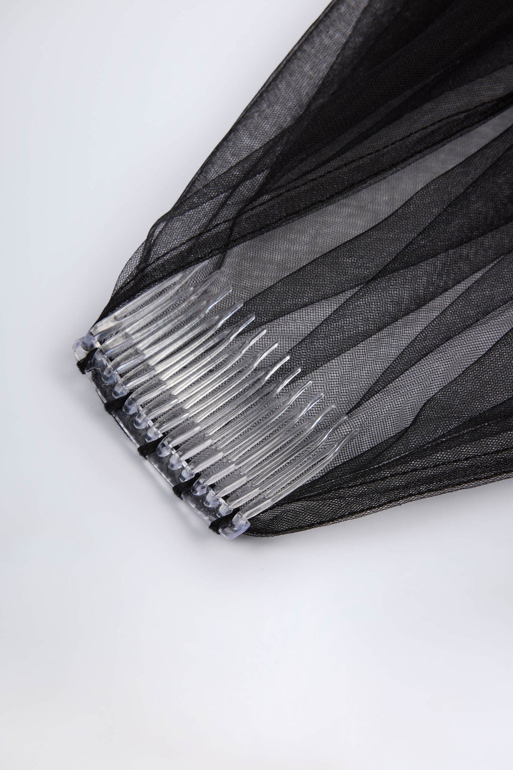 Lace-Trim Veil in Black