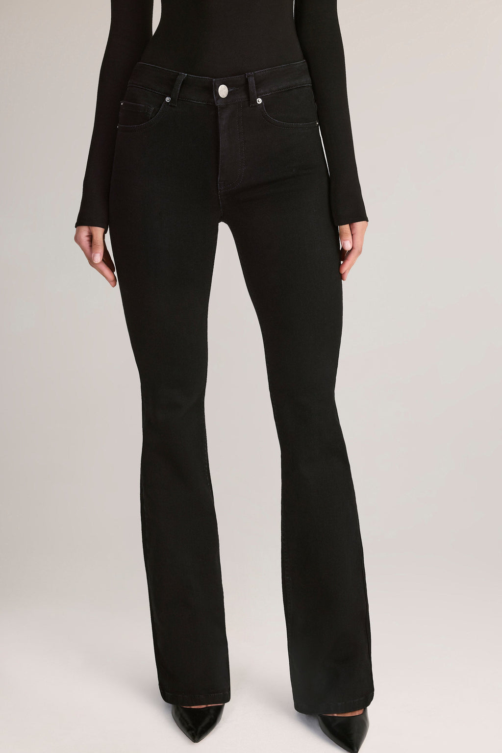 Mid-Rise Flared Jeans in Black