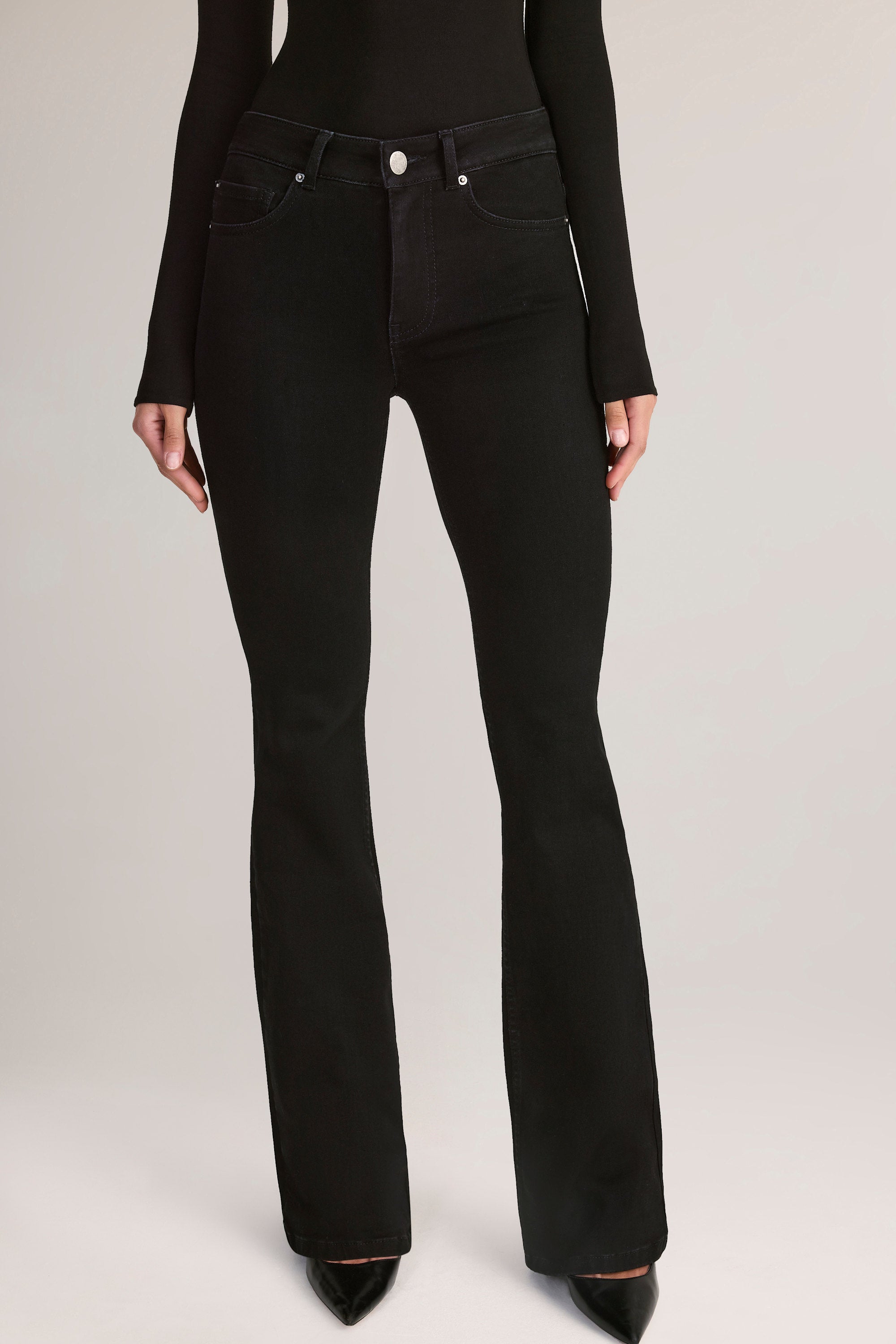 Mid-Rise Flared Jeans in Black