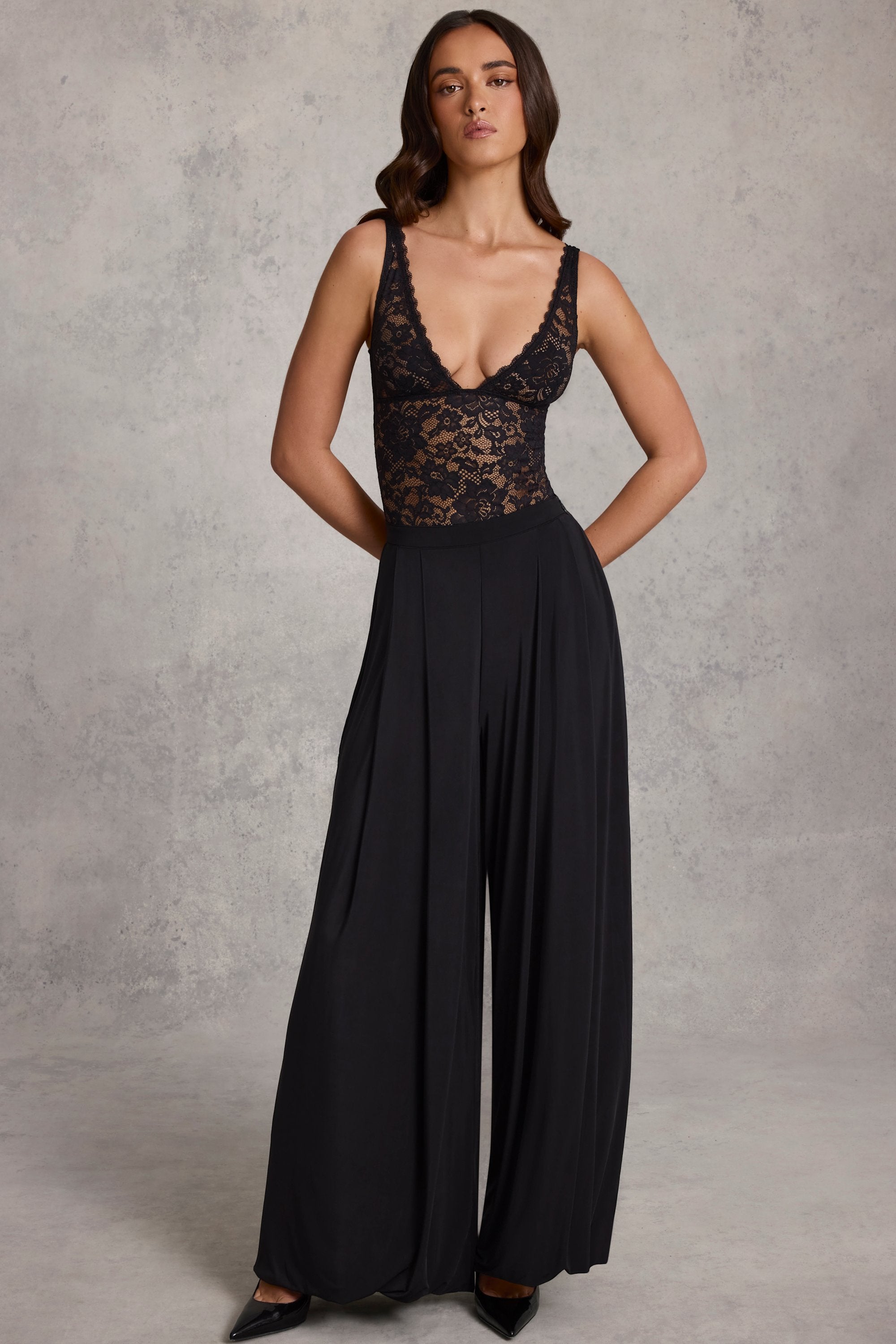 Mid-Rise Wide-Leg Trousers in Black
